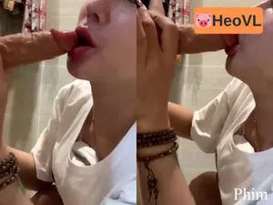 Vào nhà tắm thẩm du liếm củ khoải giả