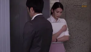 Em thư ký buồn bã bị sếp bắt vào khách sạn phục vụ đối tác