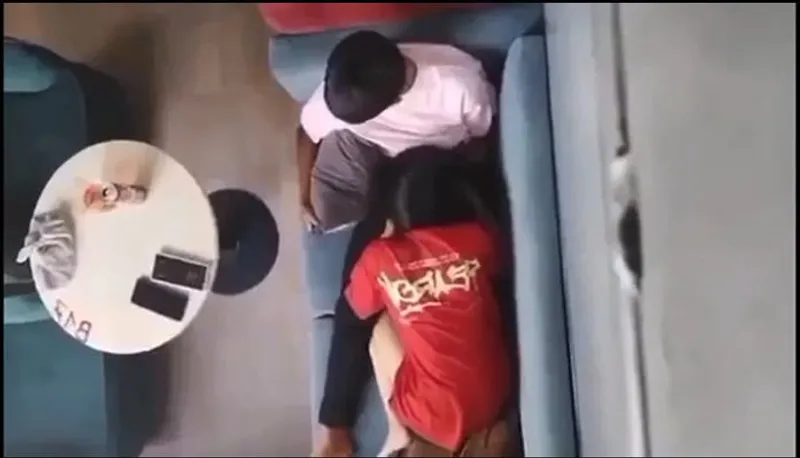 Quay lén em gái bú bú cho em gái nơi công cộng