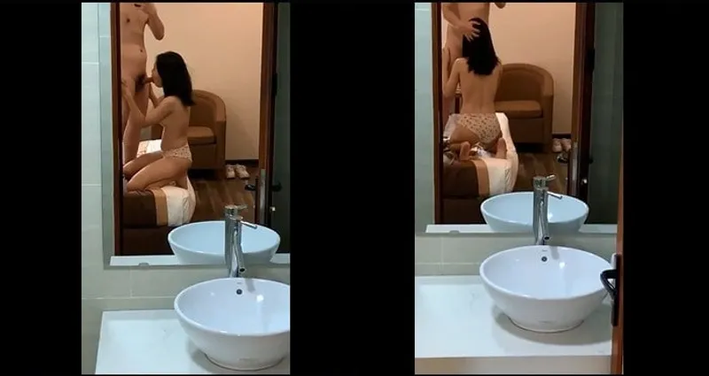 Bé teen dâm mê liếm mút