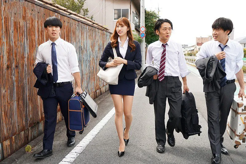 Nhầm lẫn khi đặt phòng, 3 nhân viên may mắn được ở cùng tiền bối nữ